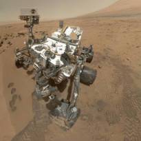 Автопортрет марсохода Curiosity. Изображение было получено 31.10.2012 камерой марсохода Mars Hand Lens Imager (MAHLI). Мозаика из 55 снимков.