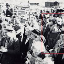 Путешественник во времени. :) 1941 г. В самой гуще толпы можно заметить мужчину, внешний вид которого явно отличается от окружающих его людей. Подробнее в комментариях.