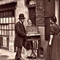 «Уличная жизнь Лондона». Снимки Джона Томсона. 1876-й г. Ботинки, да.. зачётные.