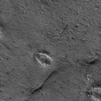 «Стеклянные тоннели» на Марсе (12). Снимки переданы американской беспилотной станцией «MarsGlobal» 11 августа 1999 г. В районе равнины Ацедалия были найдены объекты, которые на сайтах независимых исследователей Марса фигурируют под названиями «стеклянные туннели», «стеклянные трубы» и «стеклянные черви».
