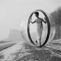 «Simone, Bubble, Seine, Paris, 1963» (3). © Мелвин Сокольски.