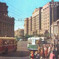 Проспект Маркса (ныне ул. Охотный Ряд), вид на здание Госплана (ныне ГосДумы) с Театральной площади. Москва конца 1950-х.