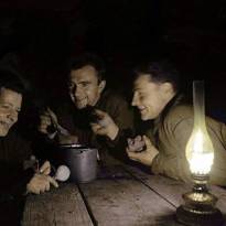 Бойцы на отдыхе ночью у котелка. Северо-Западный фронт. Смоленская область. Фото 1 октября 1941 года.