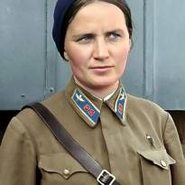 Лейтенант Раскова Марина Михайловна, лётчица. Одна из первых женщин, удостоенная звания Герой Советского Союза (N106, 1938 г.). По её инициативе были созданы три женских авиаполка.