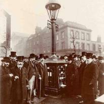 Pluto Lamps. В 1897 году в Лондоне были установлены специальные газовые фонари (Pluto Lamps), которые не только освещали улицы, но и работали как торговые автоматы – продавали горячий бульон, а также разные напитки: молоко, кофе, какао и чай. А также сигареты (по четыре штуки за пенни). Кроме того, эти фонари работали как телефонные станции - можно было позвонить напрямую в Скотланд-Ярд.