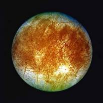 Европа. Спутник Юпитера, имеет одну из самых ровных поверхностей в Солнечной системе. Все потому, что весь спутник является одним сплошным океаном воды под слоем льда. Но эта вода существует только лишь из-за приливного нагревания Юпитера. В этом океане воды в 2–3 раза больше, чем на Земле.